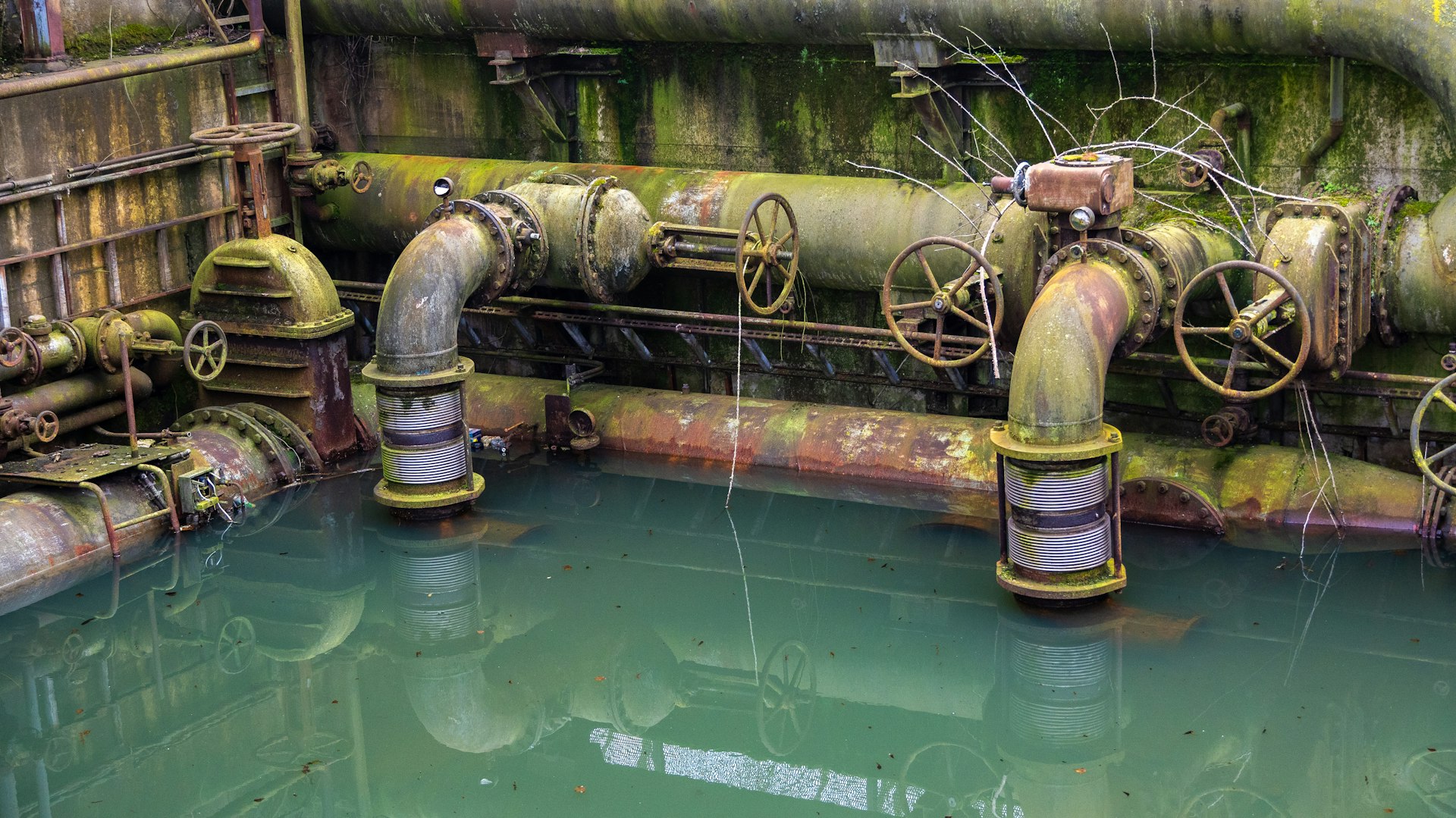 A group of pipes sitting next to each other